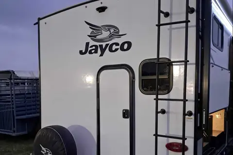 2022 Jayco Jay Feather 24BH Travel Trailer (Family Friendly Trailer)