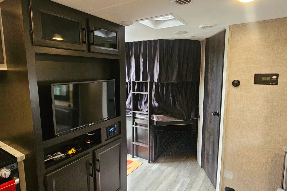 2022 Jayco Jay Feather 24BH Travel Trailer (Family Friendly Trailer)