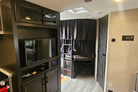 2022 Jayco Jay Feather 24BH Travel Trailer (Family Friendly Trailer)
