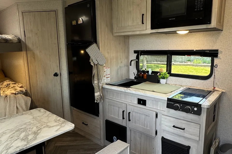 Miraflores' East to West Della terra le Travel Trailer