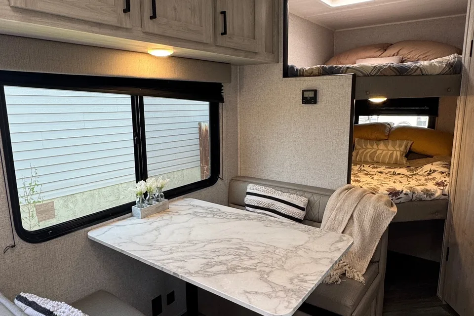 Miraflores' East to West Della terra le Travel Trailer