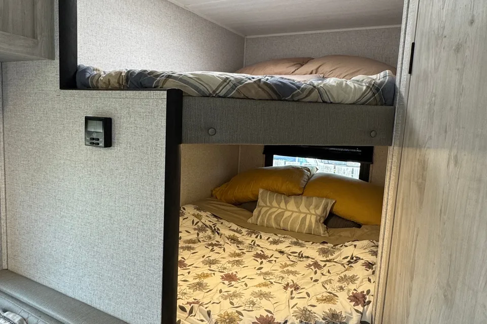 Miraflores' East to West Della terra le Travel Trailer