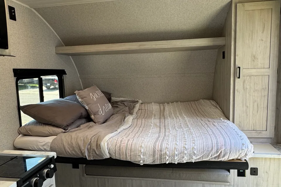 Miraflores' East to West Della terra le Travel Trailer