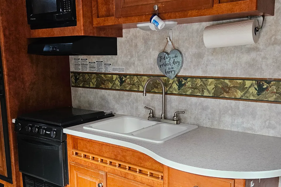 Vancouver Island Dog-Friendly 27ft Tango | Perfect for Camping & Dog Shows