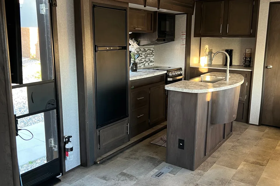 Cesar's Coleman Lantern 337BH Travel Trailer