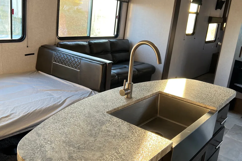 Cesar's Coleman Lantern 337BH Travel Trailer