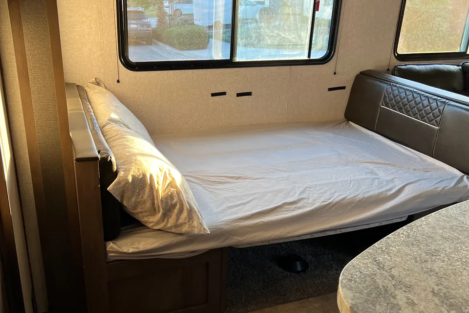 Cesar's Coleman Lantern 337BH Travel Trailer