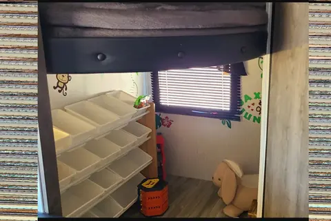 Heartland Pioneer with toy room!  SUPER CLEAN