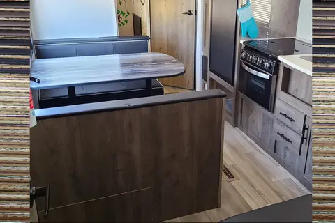 Heartland Pioneer with toy room!  SUPER CLEAN