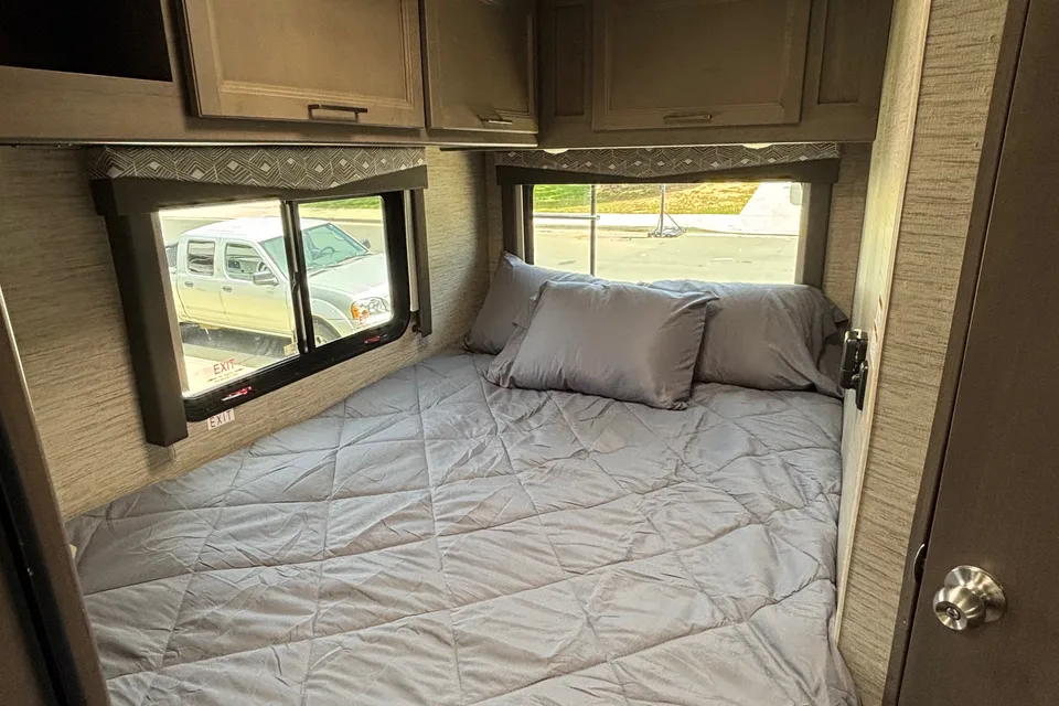 Beautiful 2024 Thor Four Wind 22e