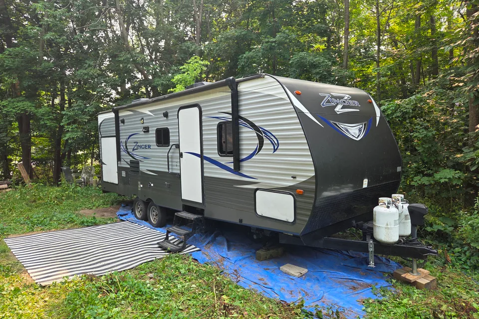 Jonathan's Crossroads Zinger 25RB Travel Trailer
