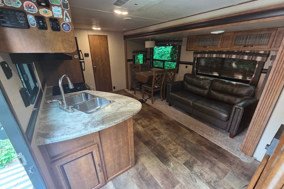 Jonathan's Crossroads Zinger 25RB Travel Trailer