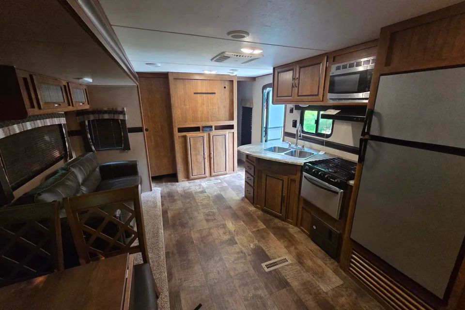 Jonathan's Crossroads Zinger 25RB Travel Trailer