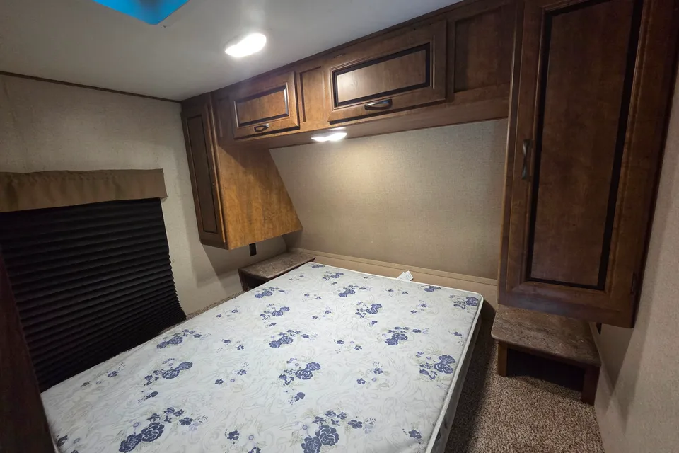Jonathan's Crossroads Zinger 25RB Travel Trailer