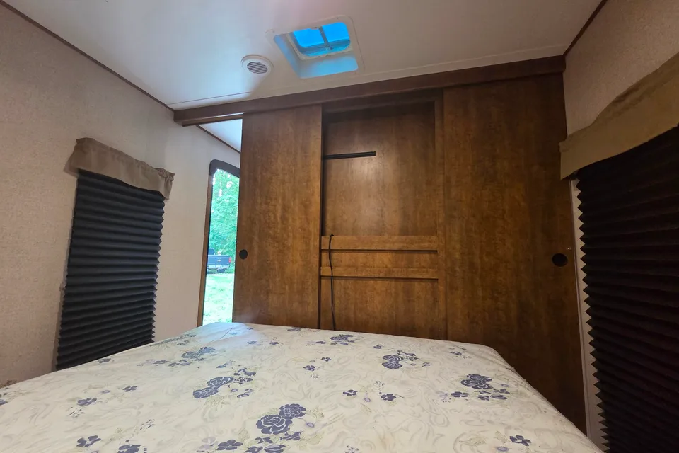 Jonathan's Crossroads Zinger 25RB Travel Trailer