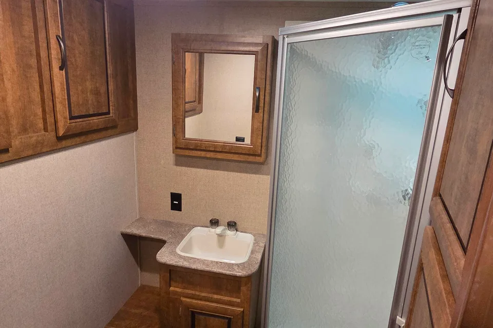 Jonathan's Crossroads Zinger 25RB Travel Trailer