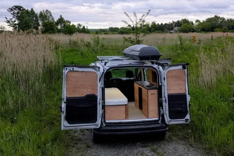 Sherbie — Mini-van aménagé | Va partout | 8L/100km | Batterie 4 jours