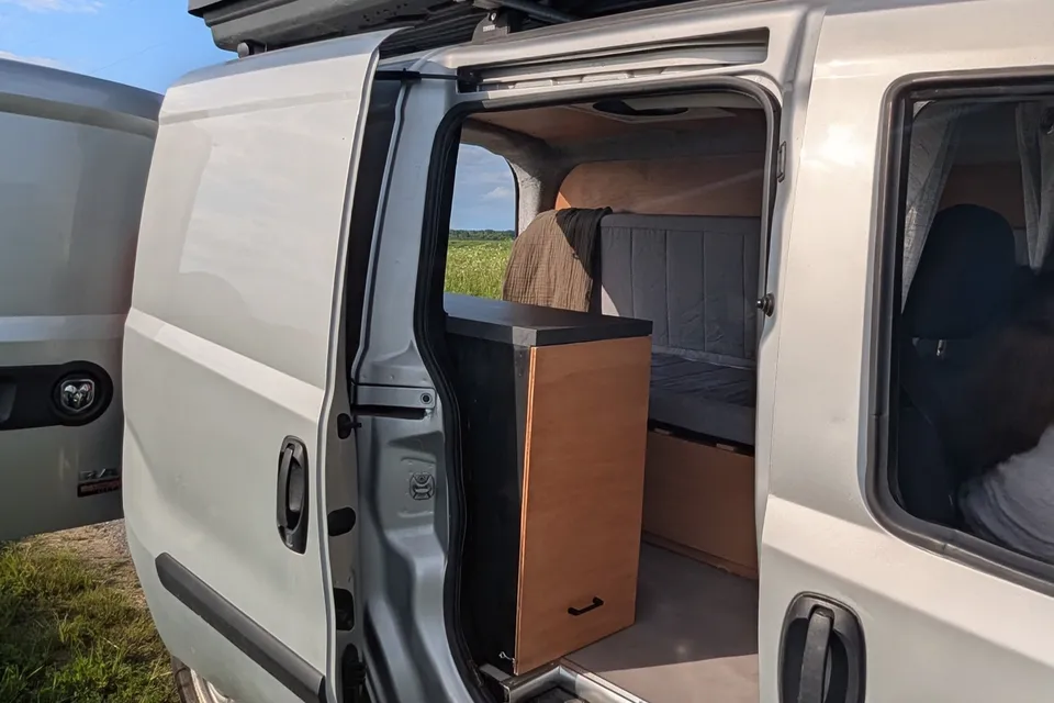 Sherbie — Mini-van aménagé | Va partout | 8L/100km | Batterie 4 jours