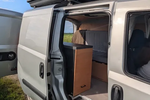 Sherbie — Mini-van aménagé | Va partout | 8L/100km | Batterie 4 jours