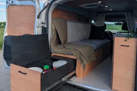 Sherbie — Mini-van aménagé | Va partout | 8L/100km | Batterie 4 jours