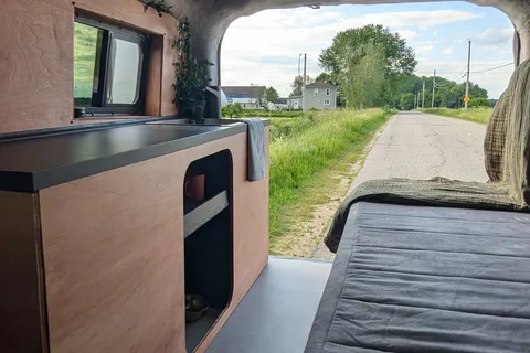 Sherbie — Mini-van aménagé | Va partout | 8L/100km | Batterie 4 jours