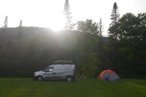 Sherbie — Mini-van aménagé | Va partout | 8L/100km | Batterie 4 jours