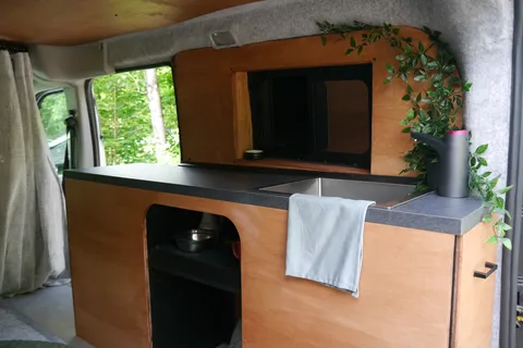 Sherbie — Mini-van aménagé | Va partout | 8L/100km | Batterie 4 jours