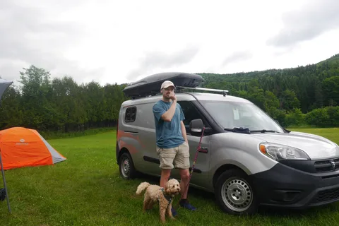 Sherbie — Mini-van aménagé | Va partout | 8L/100km | Batterie 4 jours