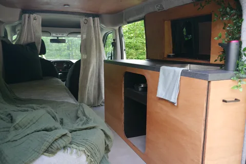 Sherbie — Mini-van aménagé | Va partout | 8L/100km | Batterie 4 jours