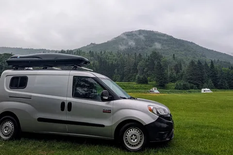 Sherbie — Mini-van aménagé | Va partout | 8L/100km | Batterie 4 jours