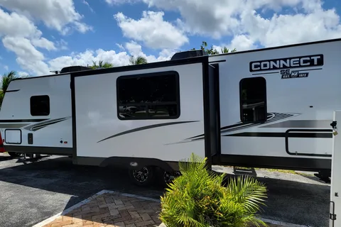 Victor's KZ Connect  C281bhse Travel Trailer