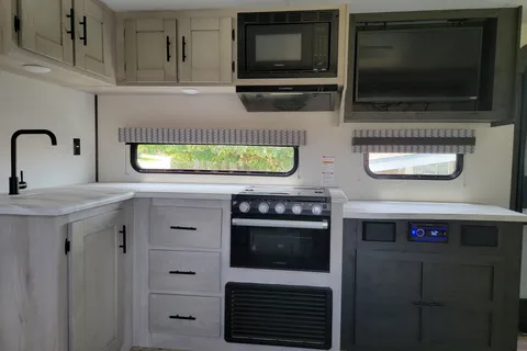 Victor's KZ Connect  C281bhse Travel Trailer