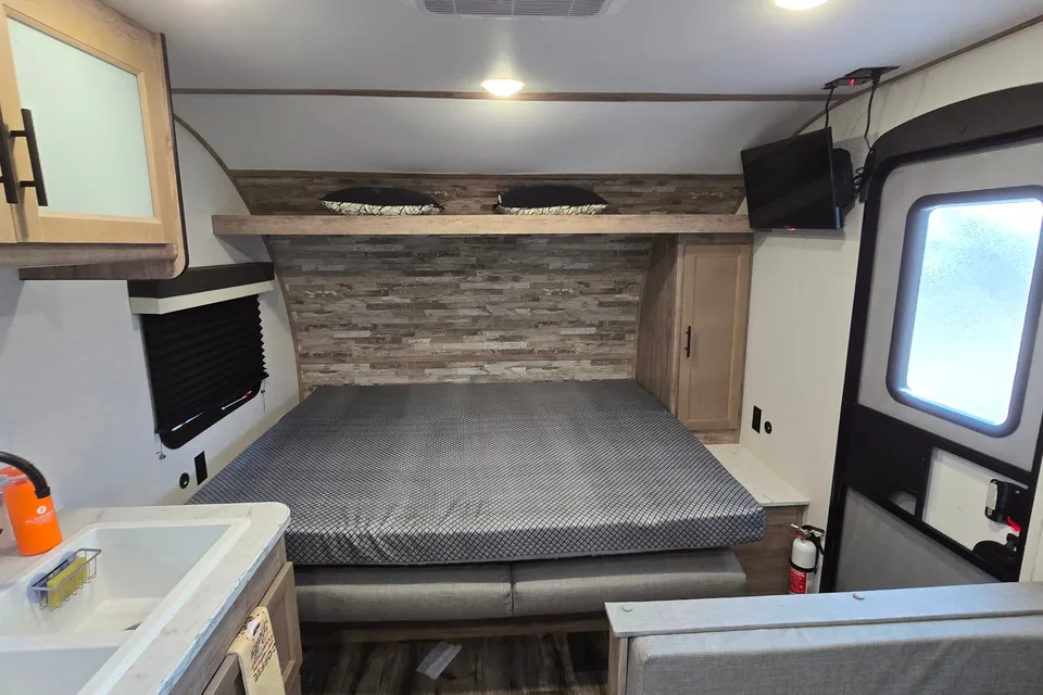 Andmel's Grand River 22MB Travel Trailer