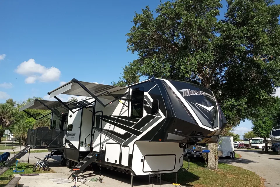 Thompson's Grand Design Momentum 399TH-R Fifth Wheel