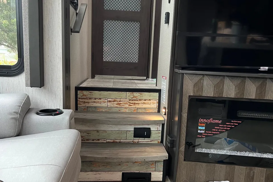 Thompson's Grand Design Momentum 399TH-R Fifth Wheel