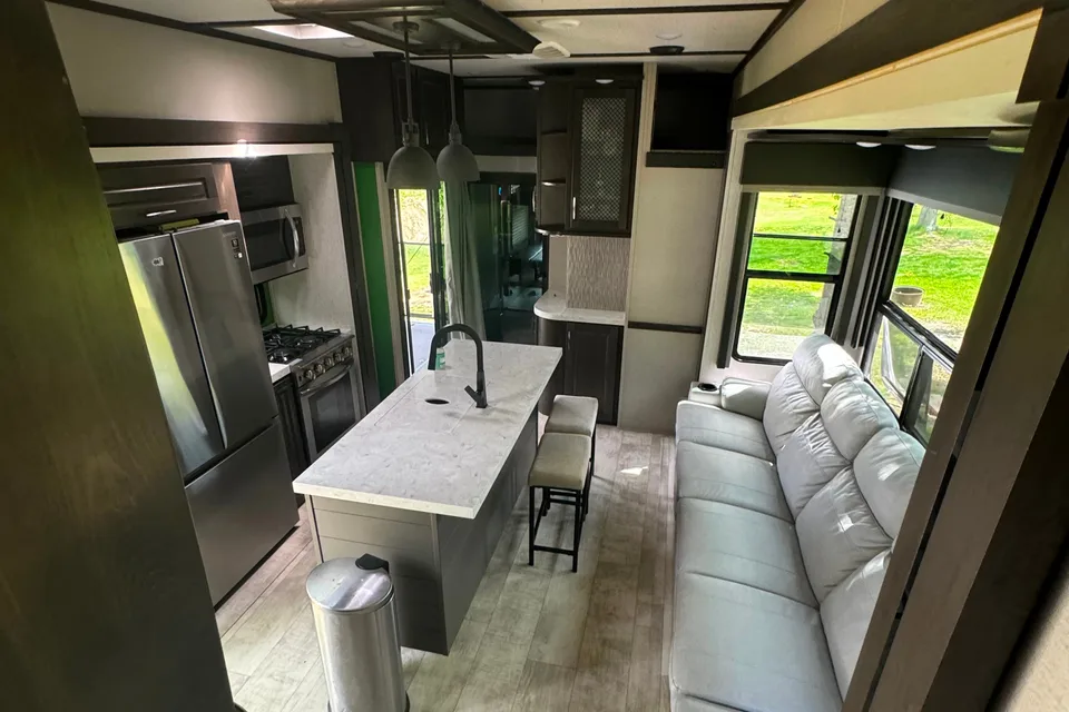 Thompson's Grand Design Momentum 399TH-R Fifth Wheel