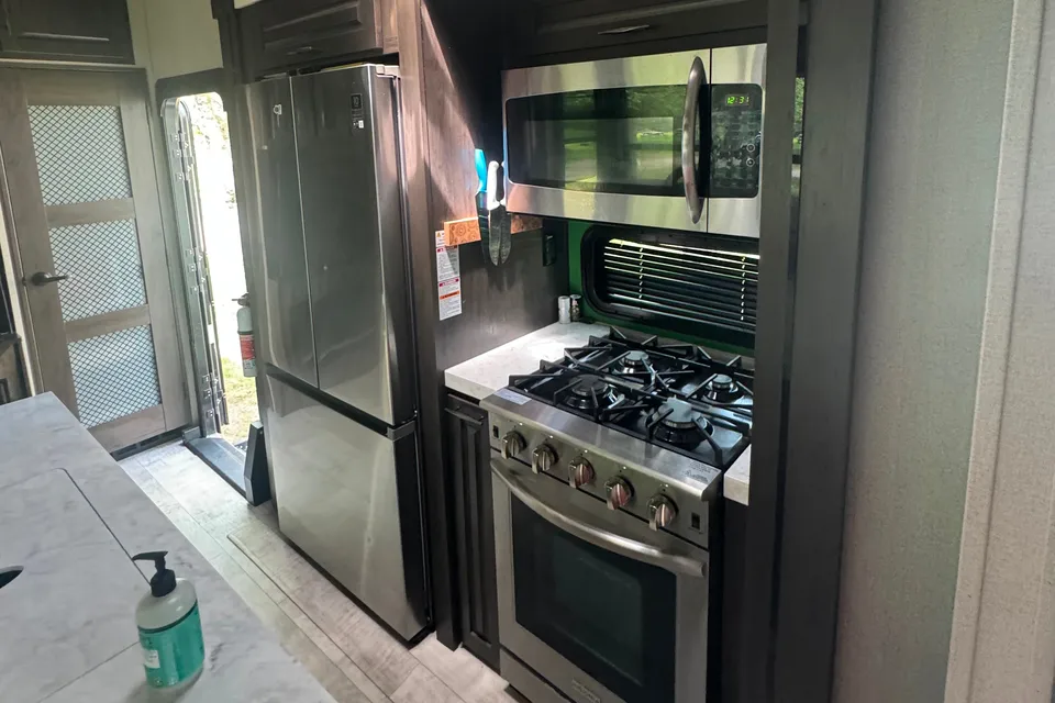 Thompson's Grand Design Momentum 399TH-R Fifth Wheel