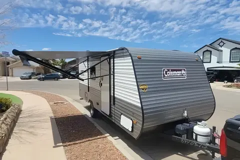 Pet Friendly Easy to Pull Coleman Lantern 17b Travel Trailer