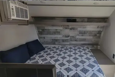 Pet Friendly Easy to Pull Coleman Lantern 17b Travel Trailer