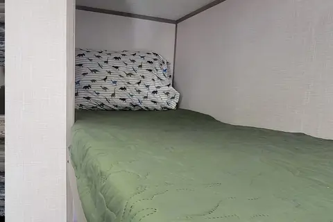 Pet Friendly Easy to Pull Coleman Lantern 17b Travel Trailer