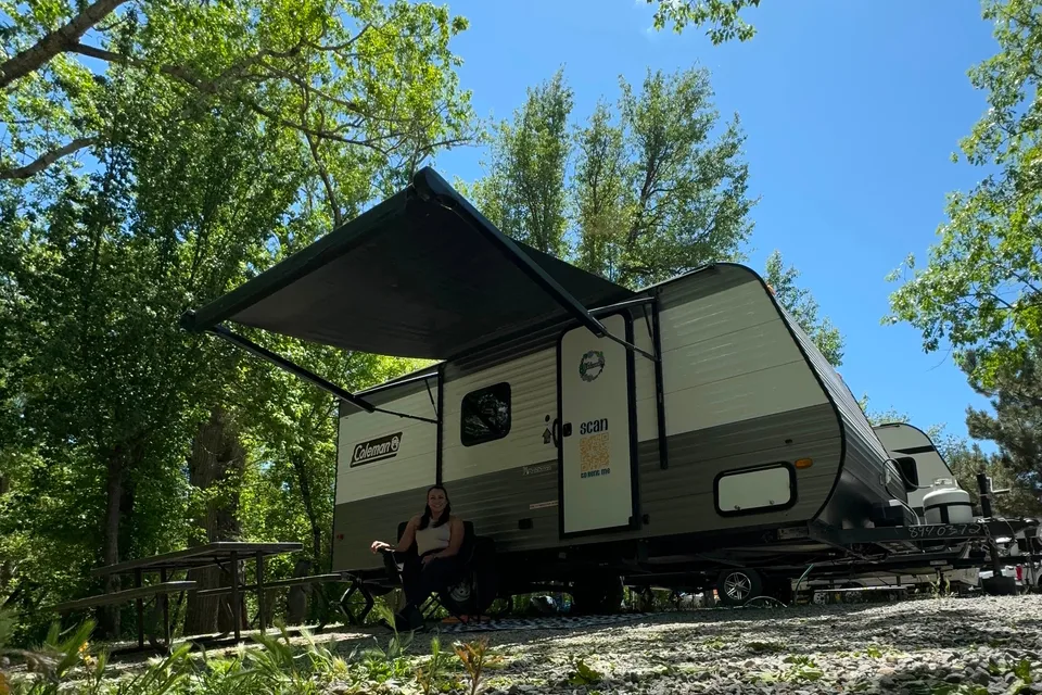 Pet Friendly Easy to Pull Coleman Lantern 17b Travel Trailer
