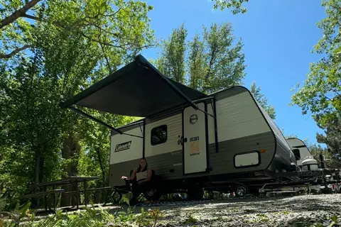Pet Friendly Easy to Pull Coleman Lantern 17b Travel Trailer