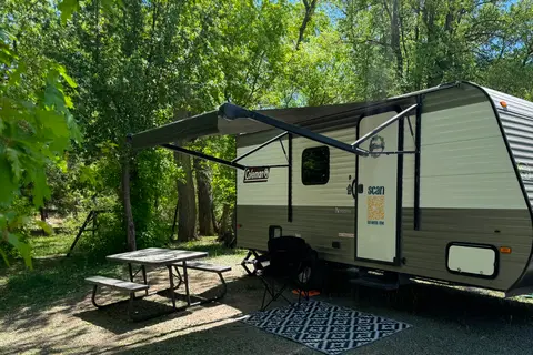 Pet Friendly Easy to Pull Coleman Lantern 17b Travel Trailer