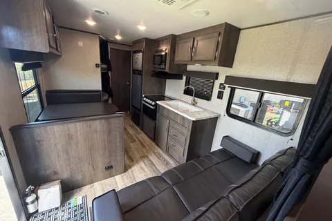Spacious Clean 29' Jayco 264BH Trailer