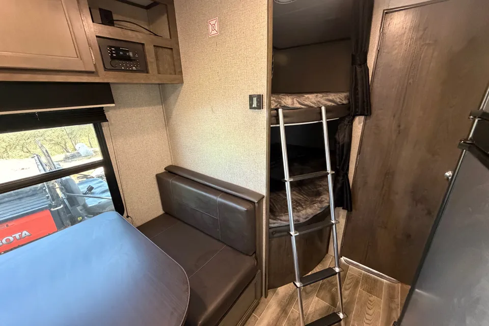Spacious Clean 29' Jayco 264BH Trailer