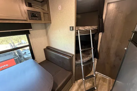 Spacious Clean 29' Jayco 264BH Trailer