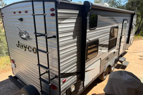 Spacious Clean 29' Jayco 264BH Trailer