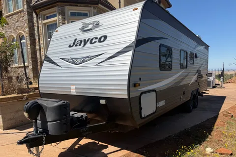 Spacious Clean 29' Jayco 264BH Trailer