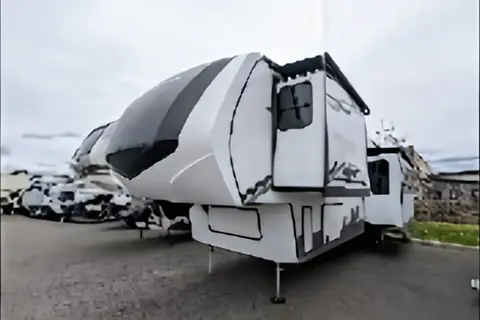 Spacious, Stylish, Family-Friendly: Camping Comfort 5th Wheel