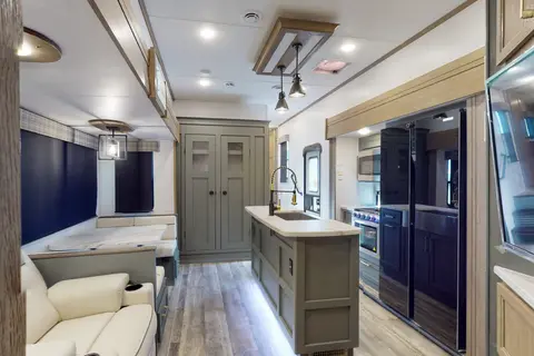 Spacious, Stylish, Family-Friendly: Camping Comfort 5th Wheel